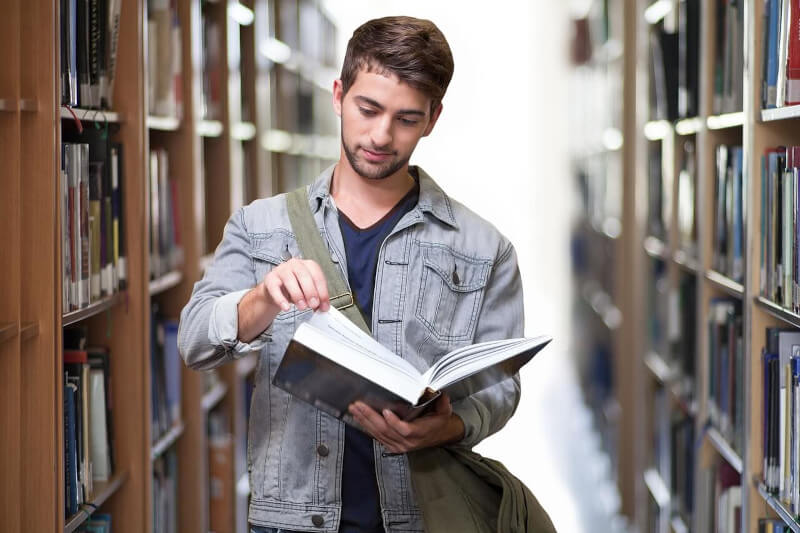 Student in der Bücherei